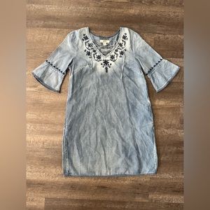 Denim, mid-length dress with floral appliqué.